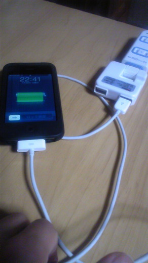 ACアダプターでiPhone3Gを充電中